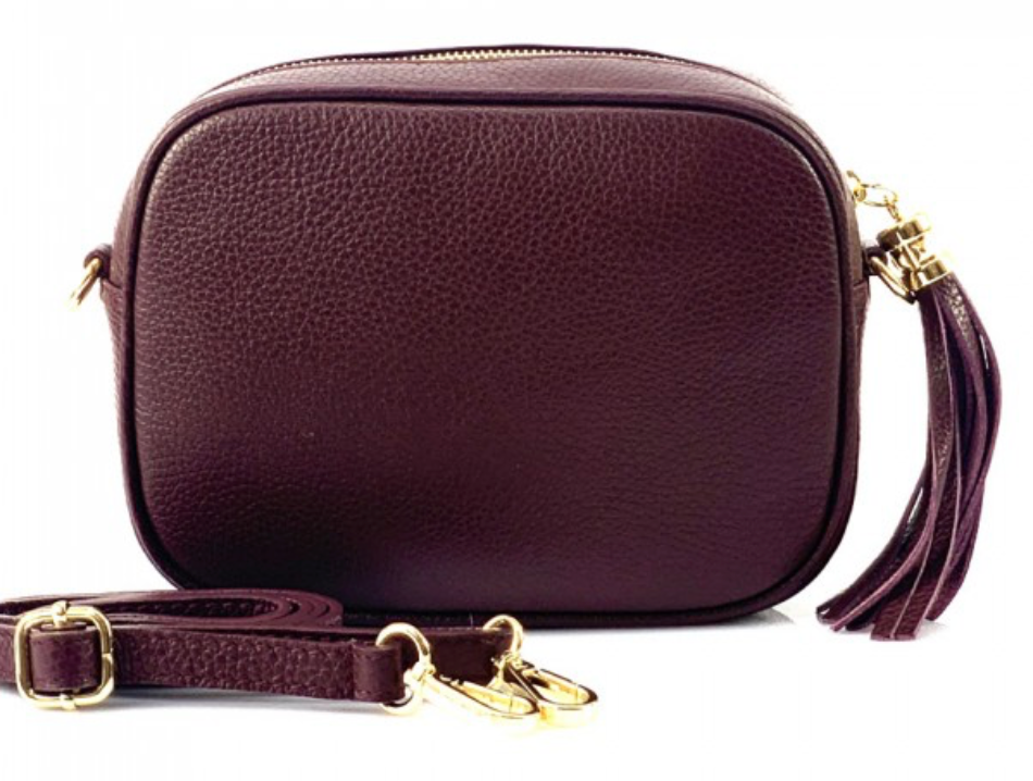 Elegant leather handbags showcasing premium craftsmanship and timeless style for sophisticated fashion enthusiasts.