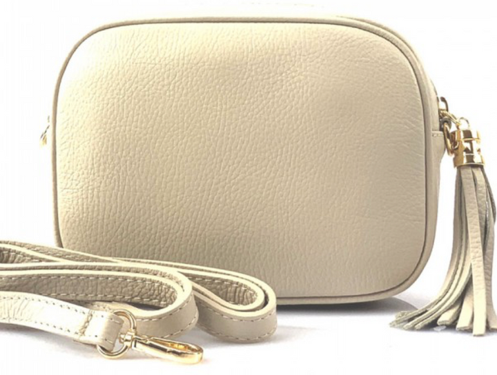 Elegant leather handbags showcasing premium craftsmanship and timeless style for sophisticated fashion enthusiasts.